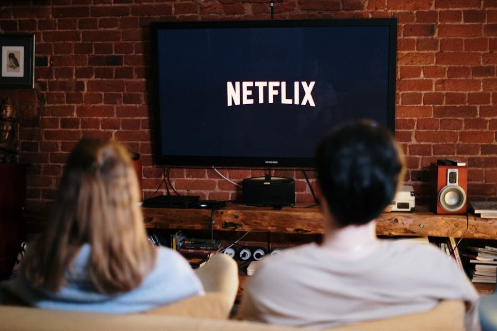 Pareja disfrutando IPTV vs cable tradicional